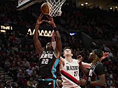 Taylor Hendricks (vlevo) z Memphisu chytá odra�ený mí�, po kterém se natahuje i...