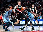 Vít Krej�í z Portlandu se �ene mezi dva protihrá� z Memphisu. Vlevo je Taylor...