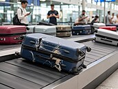 Takto n�kdy dopadne kufr po nakládce a vykládce z letadla.