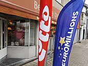 Na tomto míst� v belgickém Zingemu podala parta p�átel tiket do loterie....