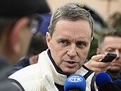 Léka� výpravy Ji�í Dostal hovo�í s noviná�i o zdravotním stavu rychlobrusla�ky...