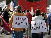 Stop chudob�. Demonstranti se pravideln� ozývají proti n�meckým plán�m na...