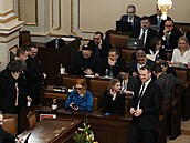 Pokra�uje mimo�ádná sch�ze Sn�movny k hlasování o ned�v��e vlád� premiéra...