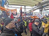Stovky odborá�� se se�ly v Ostrav� na mítinku na podporu evropského pr�myslu....