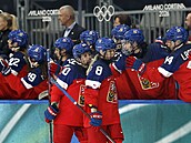 Tereza Pi�t�ková slaví se spoluhrá�kami gól proti Finsku.