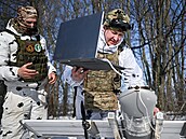 Ru�tí vojáci se na front� u ukrajinského m�sta Sumy p�ipravují na vypu�t�ní...