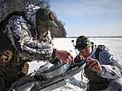 Ru�tí vojáci se p�ipravují na odpálení úto�ného dronu na frontové linii u m�sta...