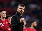 Michael Carrick, do�asný kou� Manchesteru United, slaví výhru nad Fulhamem.