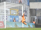 Karvinský gólman Jakub Lape� inkasuje gól v Teplicích.