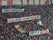 Slávisti�tí fanou�ci p�ed utkáním s Mladou Boleslaví protestují proti vedení.