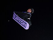 �eský snowboardista Jakub Hrone� b�hem kvalifikace big airu.