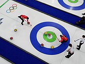 �eský curlingový pár Zelingrová, Chabi�ovský (v bílém) sleduje po�ínání...