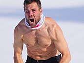 Rakouský snowboardista Benjamin Karl slaví v cíli paralelního ob�ího slalomu...