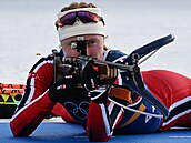 Norská biatlonistka Maren Kirkeeideová st�ílí vle�e p�i olympijské smí�ené...