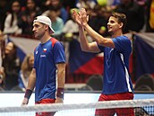 Petr Nouza (vpravo) a Patrik Rikl slaví zisk rozhodujícího bodu v daviscupovém...