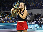 Sára Bejlek pózuje s trofejí pro vít�zku turnaje v Abú Zabí.