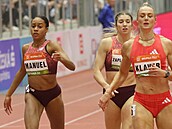 Lurdes Gloria Manuel (vlevo) v cíli závodu �tvrtka�ek na Czech Indoor Gala