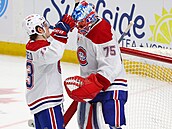 Cole Caufield gratuluje Jakubu Dobe�ovi k vychytané výh�e nad Buffalem.