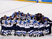 Finské hokejistky slaví zisk bronzové medaile na olympijských hrách v...