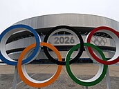 Pohled na hokejový stadion v Milán� skrz olympijské kruhy.
