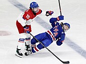 Andrea Trnková posílá k ledu Alex Carpenterovou.