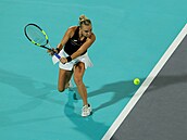 �eská tenistka Sára Bejlek v akci v semifinále turnaje v Abú Zabí.