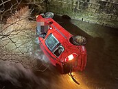 Auto skon�ilo v koryt� �eky Nisy v Liberci.