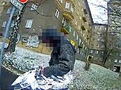 Strá�níci zachránili bezdomovce bez kalhot