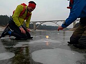 Brusla�i zapalovali metanové bubliny pod zamrzlou hladinou Orlíku