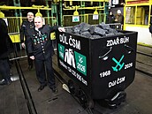 Horníci vyvezli z podzemí Dolu �SM na Karvinsku poslední vozík napln�ný �erným...