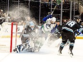 Jake DeBrusk v brankovi�ti nají�dí do Karla Vejmelky.