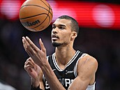 Victor Wembanyama se p�ipravuje na trestný hod.