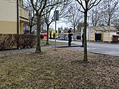 Slo�ky IZS zasahují u bytového domu s ordinací v Plavské ulici v �eských...