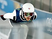 Skokan na ly�ích Roman Koudelka ve zku�ebním kole v závodu na st�edním m�stku...