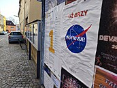 Ulice Vysokého Mýta zaplavily plakáty, které mají skrze známé zna�ky...