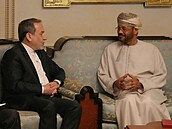 Íránský ministr zahrani�í Abbás Arak�í se svým ománským prot�j�kem Badrem...