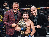 Mochamed Machaev, nový �ampion pérové váhy, s majiteli Oktagonu Ond�ejem...