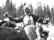 Toni Sailer slaví vít�zství v olympijském ob�ím slalomu.