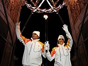 Deborah Compagnoniová a Alberto Tomba b�hem zahájení olympijské her v Milán�