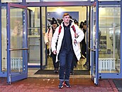 Roman �ervenka na leti�ti p�ed odletem do d�ji�t� olympijských her.