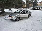 Ve Varnsdorfu Fabia tahala snowboardistu, �ád�ní p�ekazila policie.
