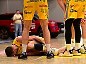 Basketbalista Tomá� Vyoral se dr�í za kotník p�i pohárovém semifinále Ústí s...