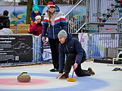 Reportér iDNES.cz Pavel Kortus si na olympijském festivalu vyzkou�el i curling...