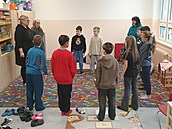 T�e�áci si pod vedením �t�pánky Plavcové (zcela vlevo) zábavnou formou...