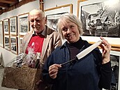 Symbolický klí� od chebské galerie G4 p�evzala od jejího zakladatele Zby�ka...