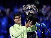 Carlos Alcaraz s trofejí pro vít�ze Australian Open.