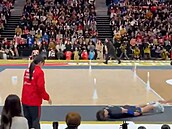 Japonský volejbalista trefil dívku, omluvit se p�iklouzal po b�i�e