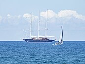 Jachta Koru, která pat�í zakladateli Amazonu Jeffu Bezosovi, kotví v zátoce...