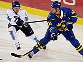 Finský obránce Kimmo Timonen (vlevo) se se �védským úto�níkem Matsem Sundinem...
