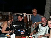 Fotografie z fyzikální konference z roku 2006 na nedalekém ostrov�, kterou...